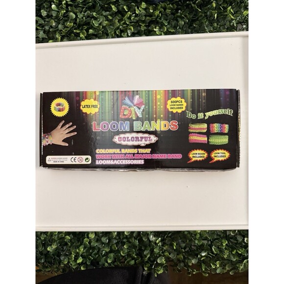 Deluxe Loom Bands Kit Latex Free 1000 rubber bands, 6 Charms, Loom Board NEW - Picture 2 of 2